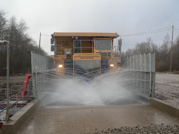 Special wheel wash systems for trucks and heavy machinery